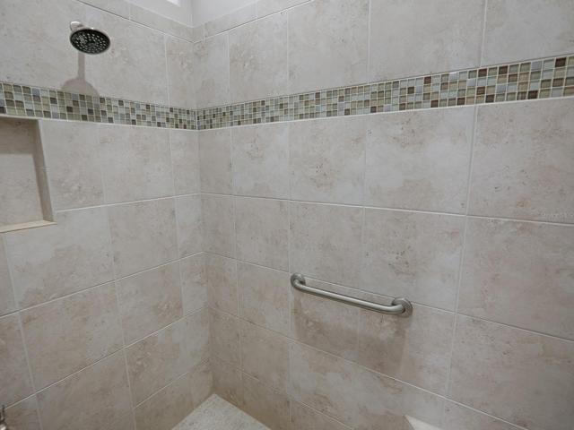 WALK-IN ROMAN SHOWER!