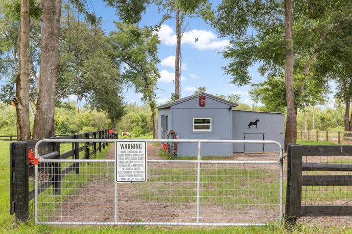 Horse Barn & Stable