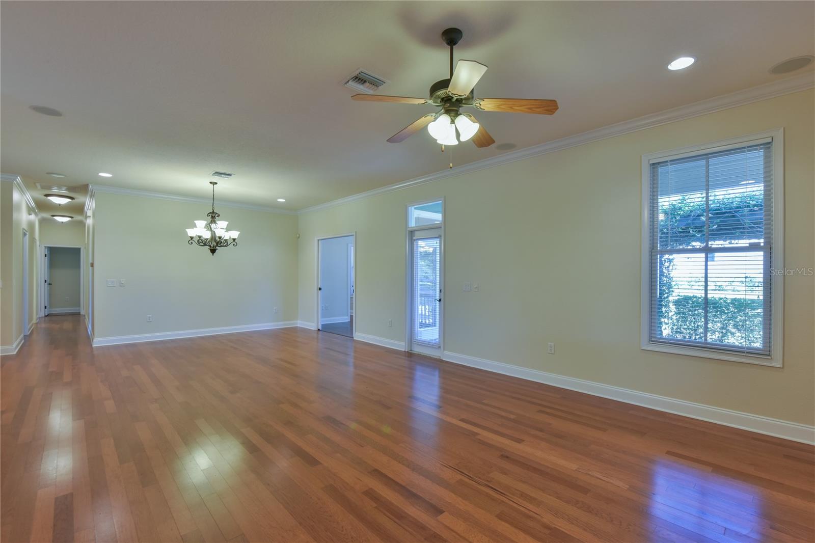 Living room/dining room