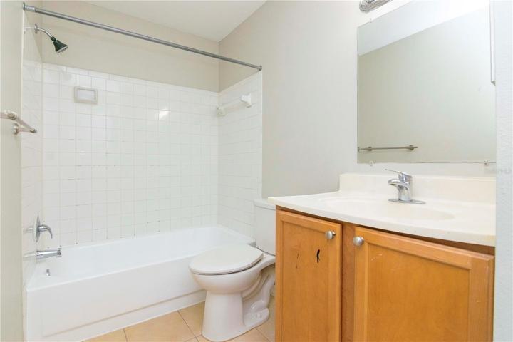 Bathroom w/ Linen Closet