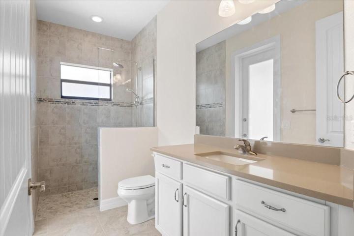 Guest Bath with access to pool
