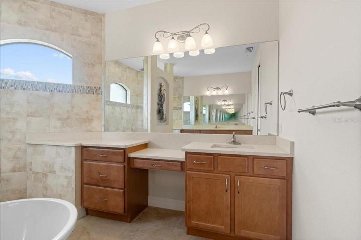 Split Vanity with Knee space