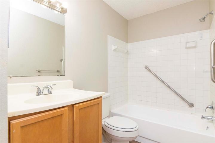 Bathroom w/ Linen Closet