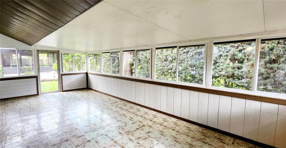 Florida room with build in A/C