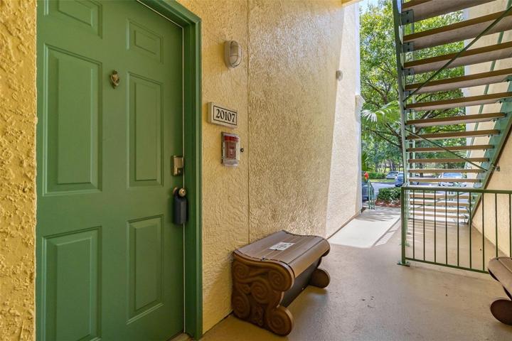Entrance with Valet Trash