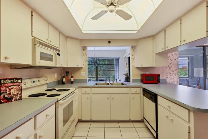 Kitchen with Ample cabinet space and counter top space!