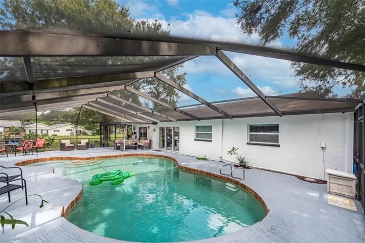 8 FT Deep Salt Water pool!! With SPA!