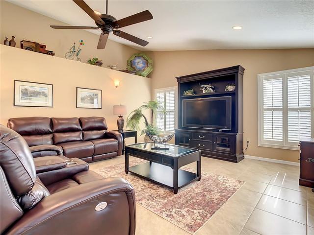 Large 15' x 15' family room.