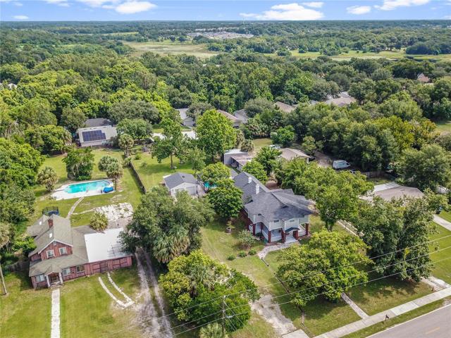 This property is a dream come true for those seeking accessibility and convenience, with easy access to major roads like 429, 414, 441, and with only a 3 minute drive to 436, commuting and exploring the area becomes a breeze!
