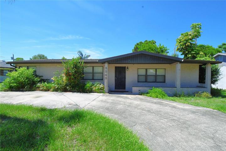 Welcome to your dream home in Seminole! This captivating property offers the perfect blend of spacious living and a prime location.