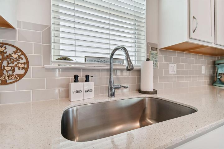 Tile backsplash with subway design