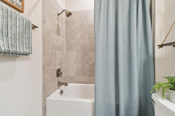 Shower/tub combo in guest bath
