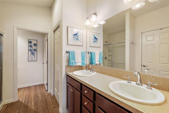 Master En Suite w/ Dual Sink Vanity