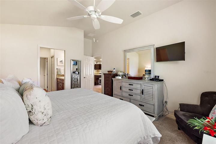 Master Bedroom w/ En-Suite Bathroom & Walk-In Closet