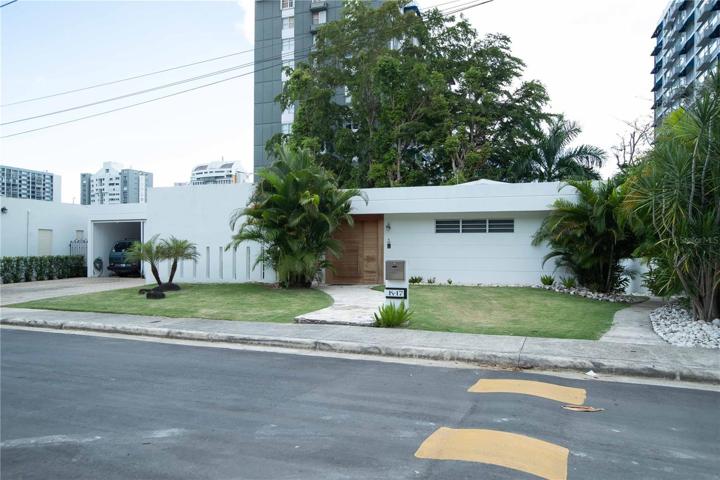 Here's the front facade of a house that blends classic and modern elements. With elegant details and a special touch, this view invites you to experience something unique and memorable.