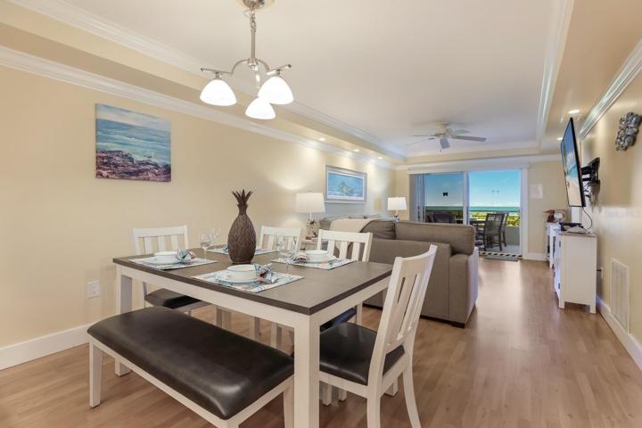 Dining room seating for 6 - and the views!