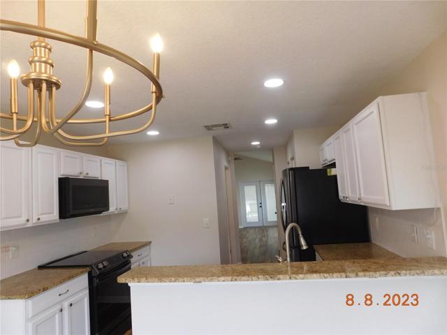 Kitchen w/eat-in area