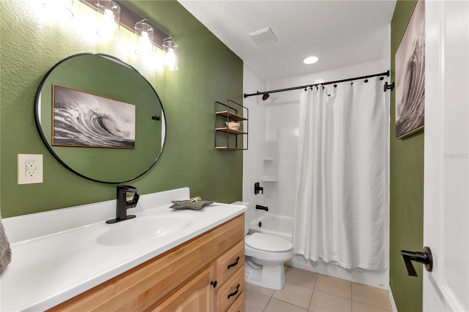 Guest bath with tub/shower combination