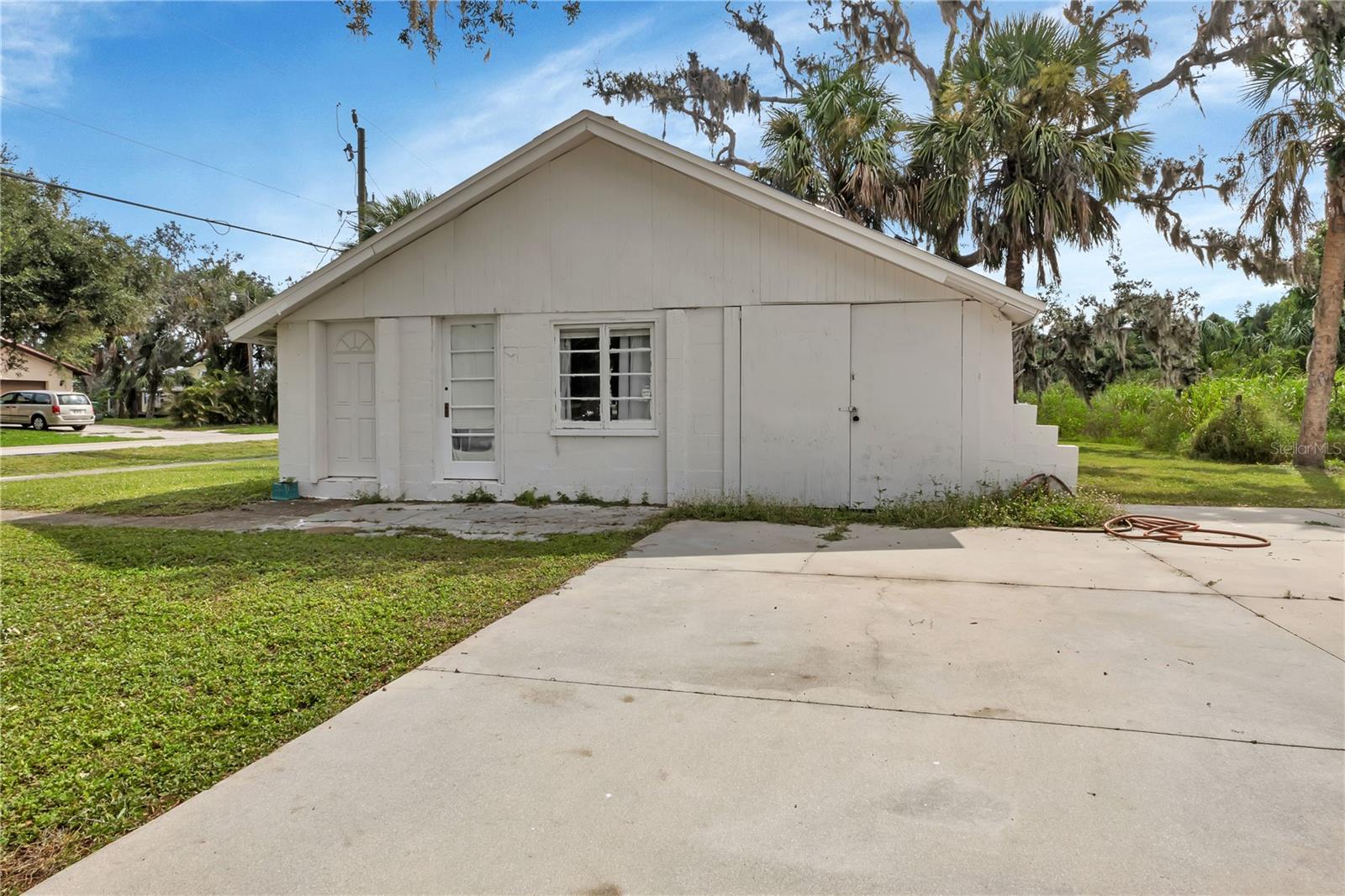 Extra building that could be converted to workshop or studio
