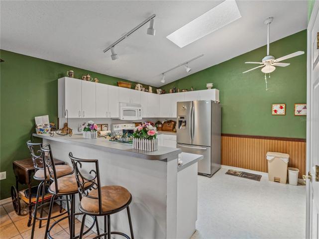Kitchen with breakfast bar