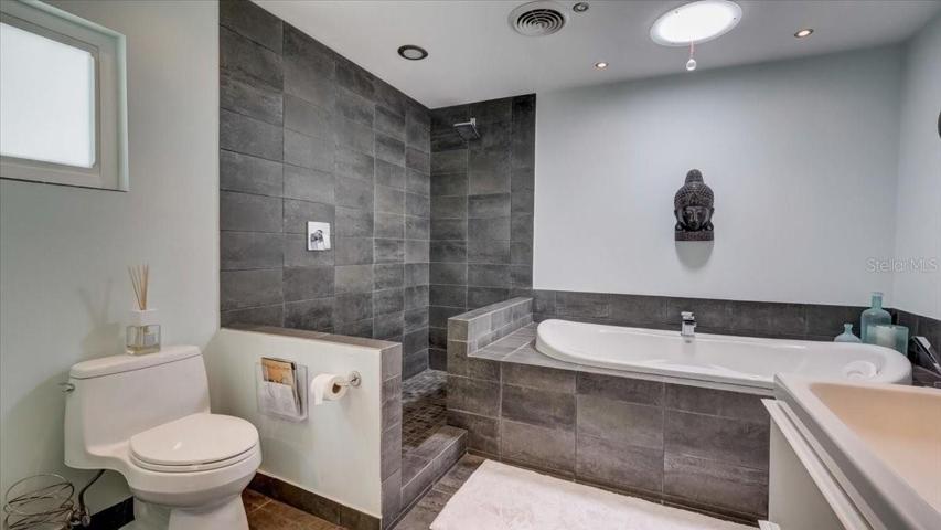 Master Bath (Jetted Tub)