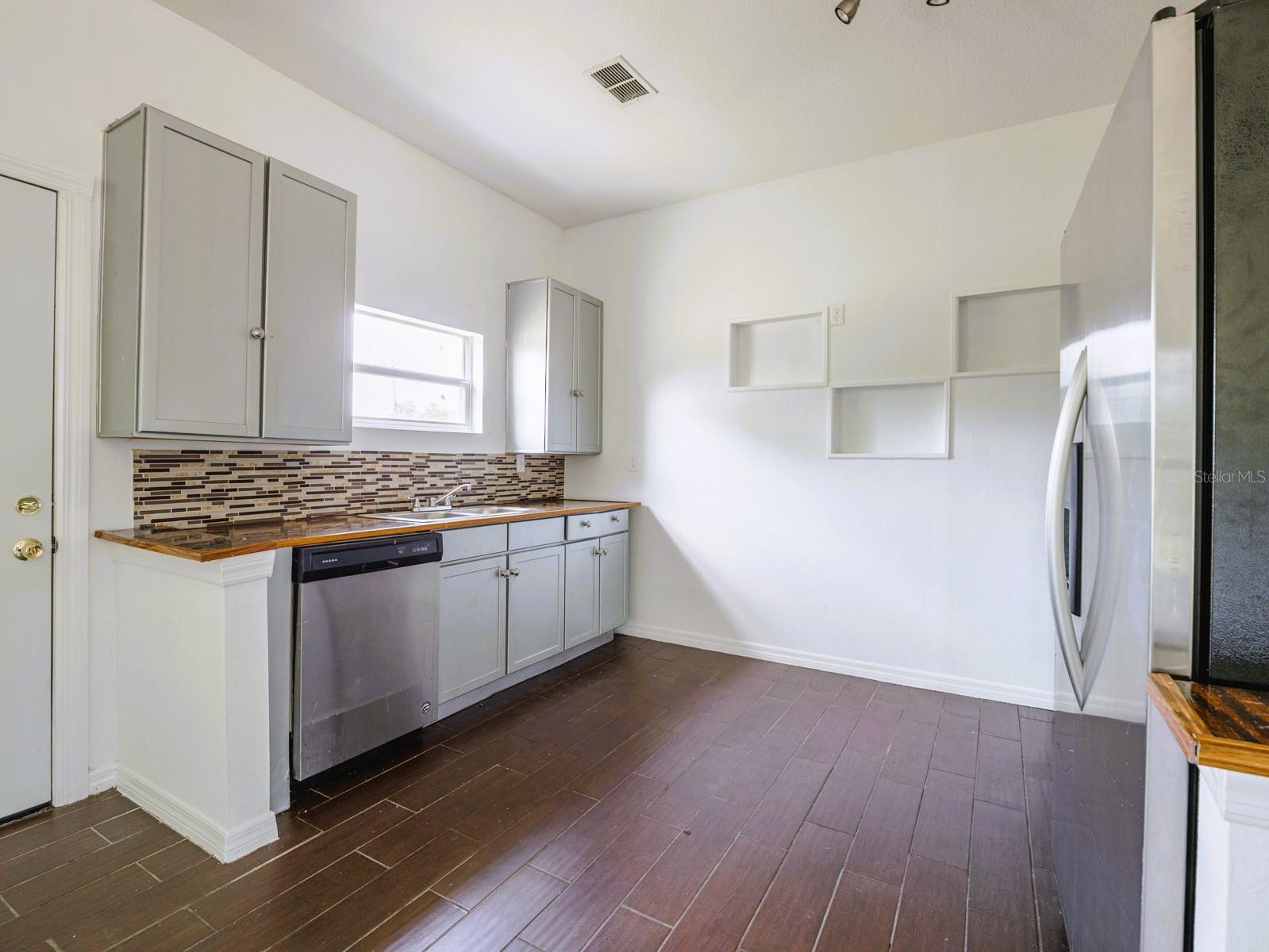 470 D Street, Lake Wales, Florida 33853, 3 Bedrooms Bedrooms, ,2 BathroomsBathrooms,Residential,For Sale,D,T3465307