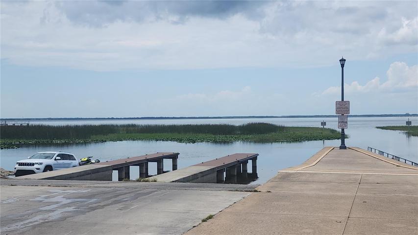 Lakefront park public boat launch