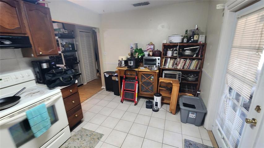 Unit 17: Eat-in area in kitchen