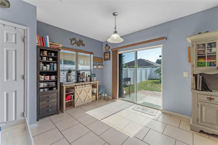 Extra dining space/sliding glass doors to backyard