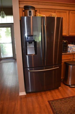 Laminate floors, Refrigerator Included