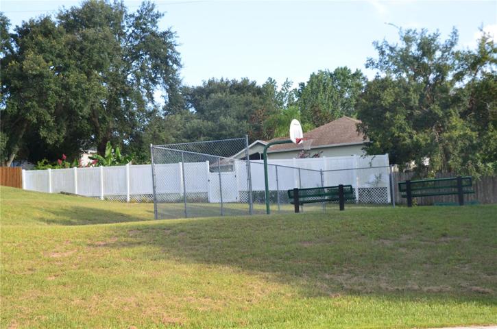 Oak Valley Community Court On Whispering Oaks Way