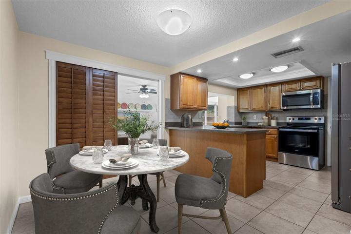 *virtually staged*- dining/kitchen