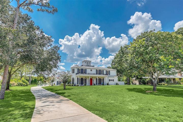Lakefront Community Home + 2 Bedroom Guest House