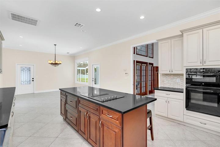 Plenty Cabinets and Cooking Space for Everyone!