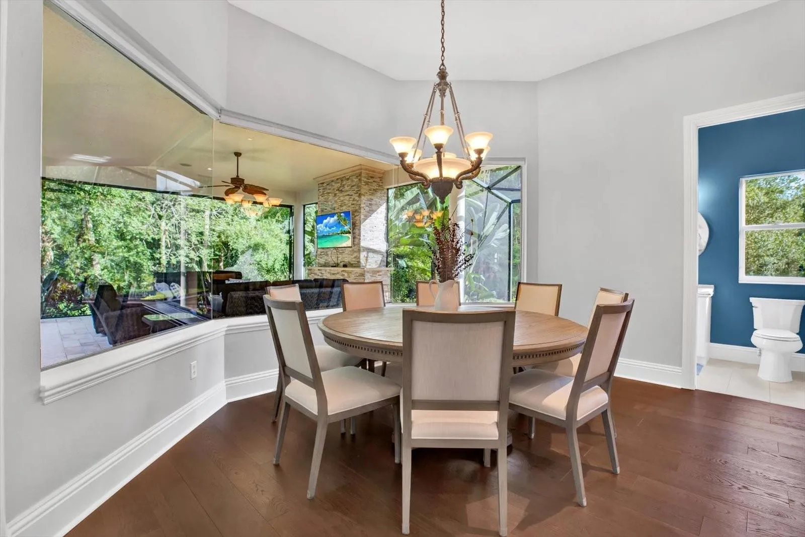 Eat in Kitchen with 8 person table