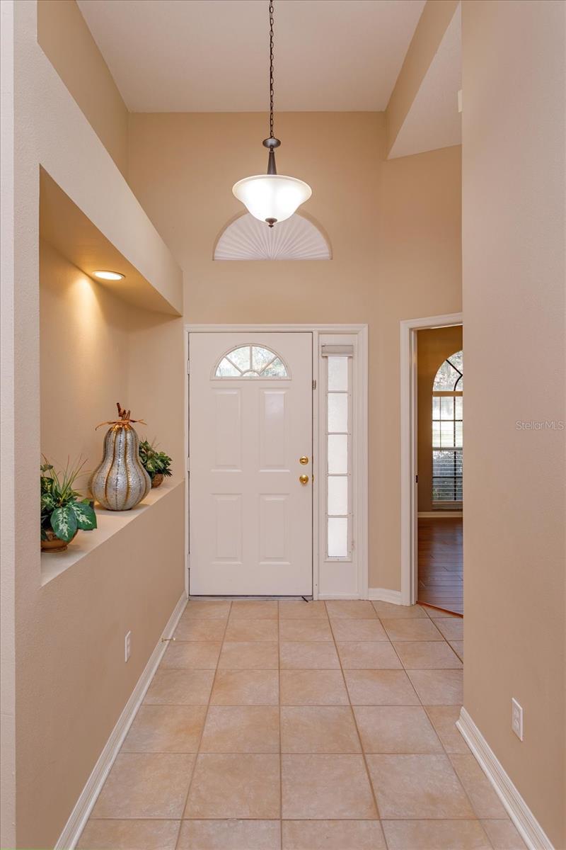 Tile floors and decorative niche in the foyer