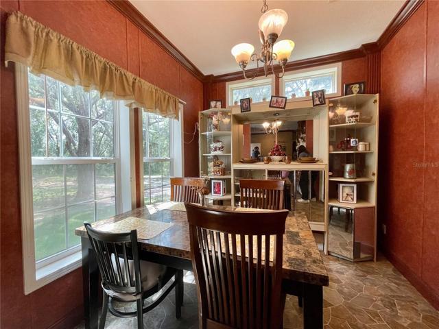 15402- Dining area in Kitchen