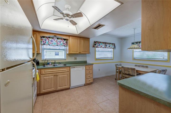 Large kitchen with eat-in breakfast area