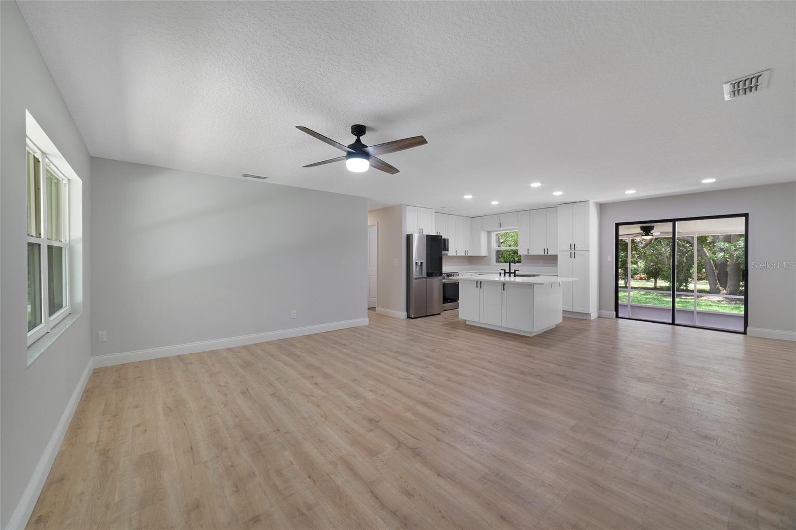 LIVING/DINING.