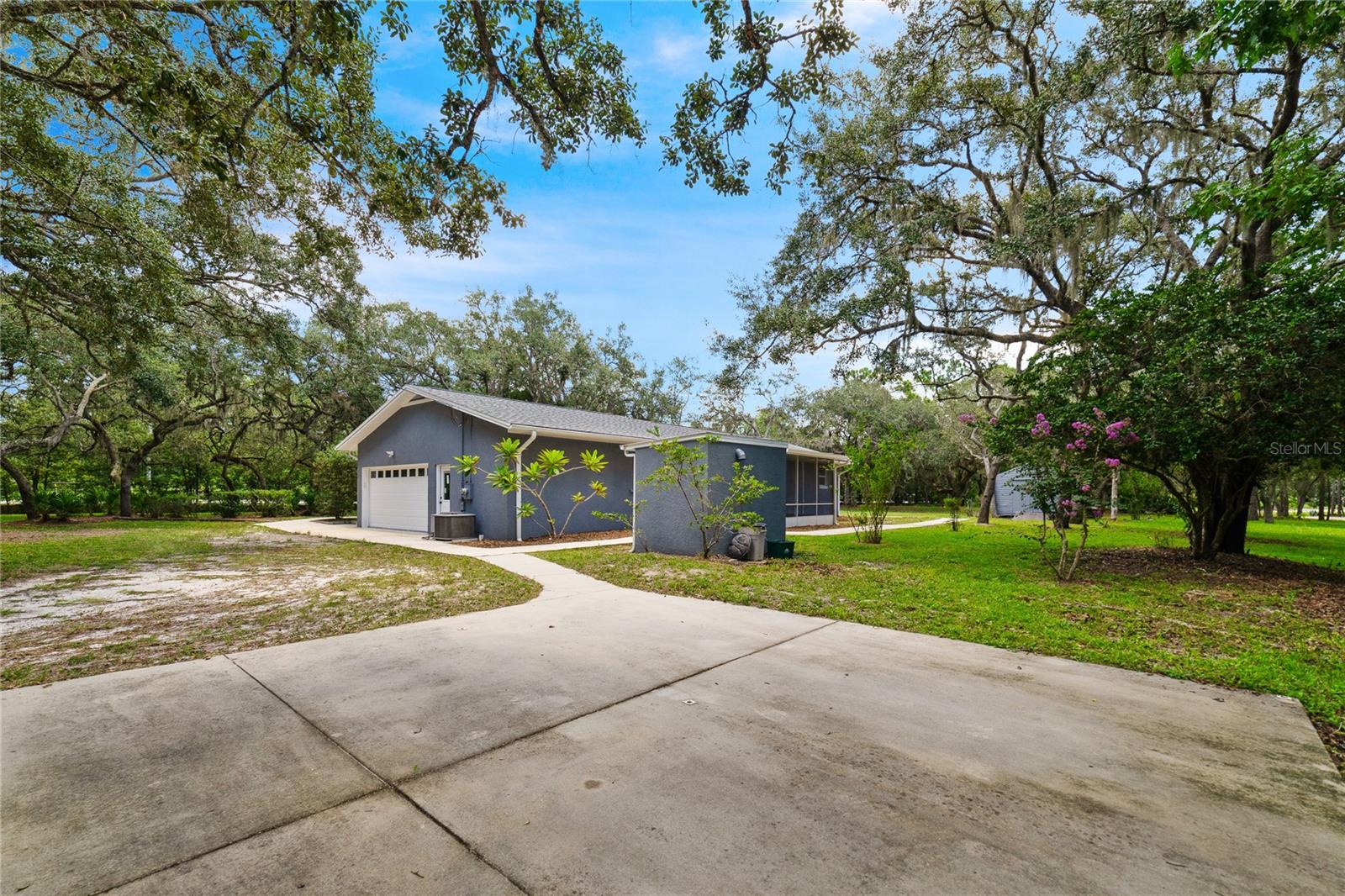 OVER AN ACRE LOT!