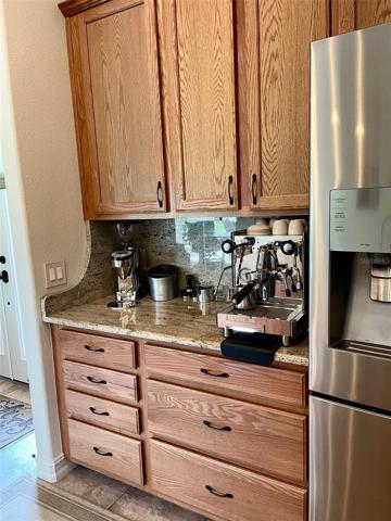 ABUNDANCE OF STORAGE OPTIONS,  42" UPPER CABINETS AND LOTS OF DRAWERS!