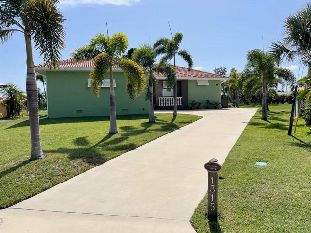 BEAUTIFUL HOME, BUILT IN 2014, LONG  PALM LINED DRIVE