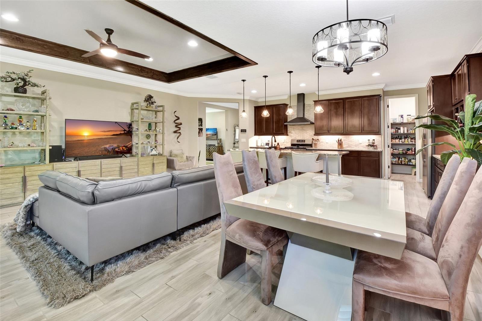 Large dining area &amp; upgraded lighting