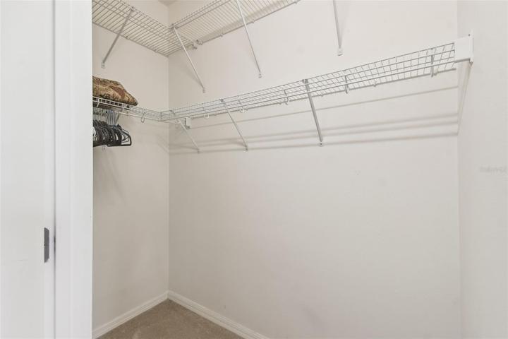 WALK IN CLOSET