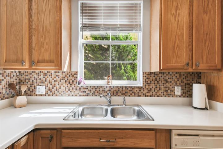 MOSAIC GLASS TILE BACKSPLASH