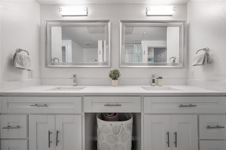 Dual sink/vanity bathroom