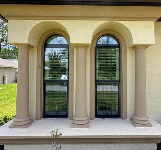 Elegant architecture that captures the eye – arched windows adorned by stately columns. This captivating combination infuses a touch of grandeur into the design, creating a visual masterpiece that stands out with timeless charm.