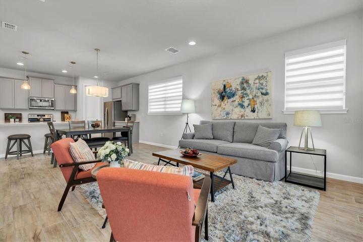 SPACIOUS LIVING ROOM