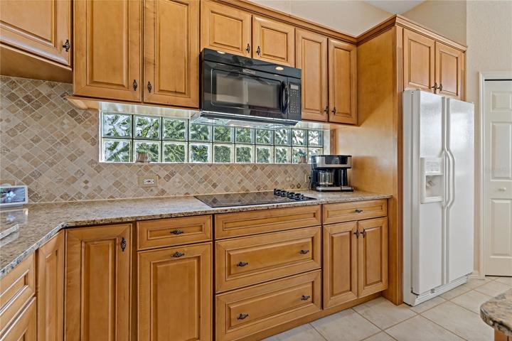 YOU WONT RUN OUT OF STORAGE SPACE IN THIS KITCHEN!