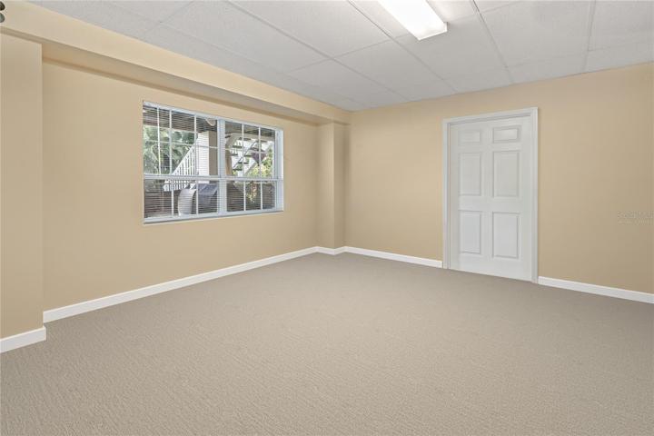*VIRTUALLY STAGED* BONUS SPACE ON THE GROUND FLOOR!